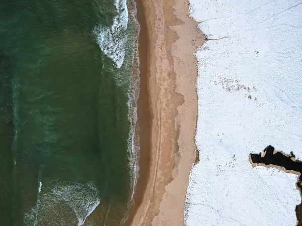 Deniz ve sahilin havadan görünüşü