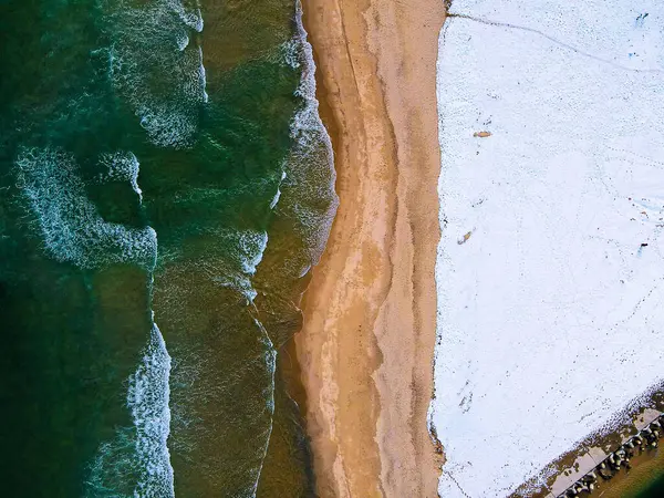 Dalgalı ve kumlu bir sahil manzarası. hava görünümü.