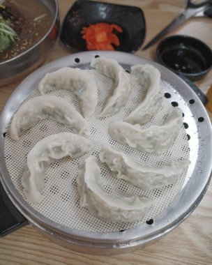 Soslu ve baharatlı Çin mantısı.