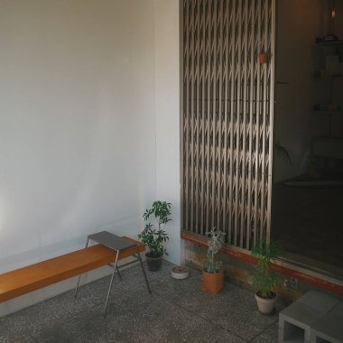 Modern bir apartmanın içinde.