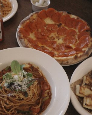 Soslu ve sebzeli lezzetli pizza.