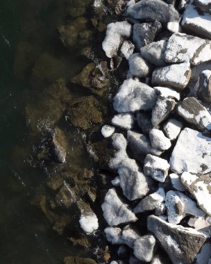 Kış nehri, gölde donmuş buz..