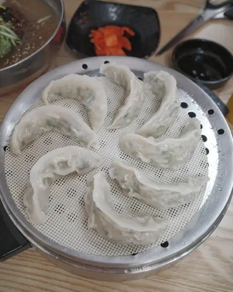 Soslu ve baharatlı Çin mantısı.