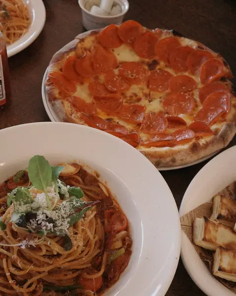 Soslu ve sebzeli lezzetli pizza.