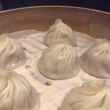 Bir kase pirinç ve bir kaşıkla beyaz bir kâseye yaklaş.