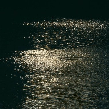 Sahildeki su yansıması