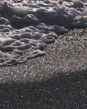 Karadeniz dalgaları kumlu bir sahilde, Karadeniz, beyaz köpük, arka plan, yakın plan - seçici odak