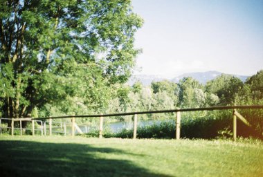 Dağlarda gölü olan ahşap bir köprünün güzel manzarası.