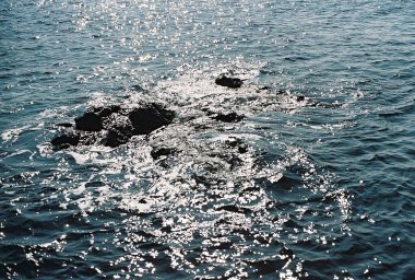 Deniz suyu ve dalgalar sahilde