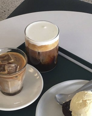 Çikolatalı ve vanilyalı dondurma.