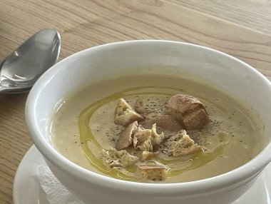 Tavuk ve mantarlı çorba.