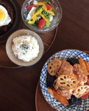 Yağda yumurta, pastırma ve peynirli kahvaltı.