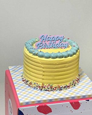 Doğum günü pastası, mumlu ve pastalı.