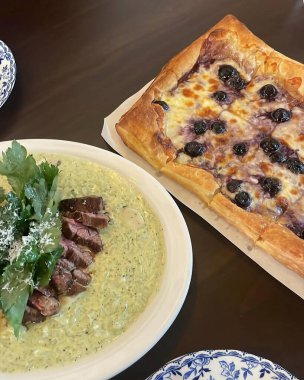 Peynirli ve salatalı lezzetli bir pizzanın yüksek açılı görüntüsü.