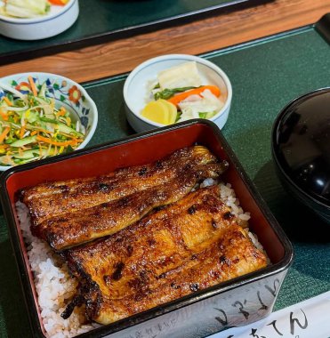 Sebzeli ve soslu ızgara somon.