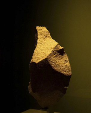 büyük bir taş üzerinde siyah bir arka plan