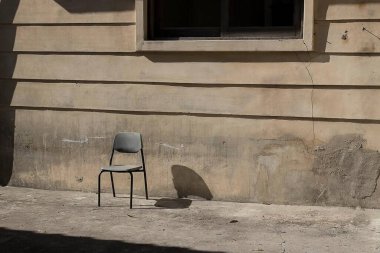 Şehirde terk edilmiş eski bir ev.