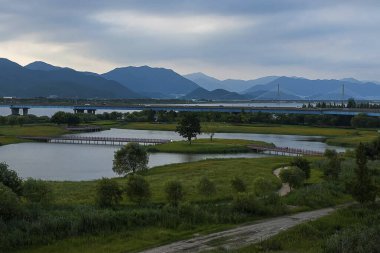 Göllü güzel bir manzara.