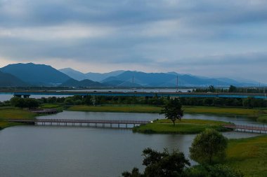 Göllü güzel bir manzara.