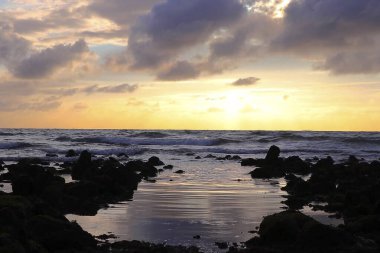 Denizin üzerinde gün batımı