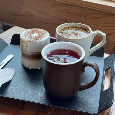 Dondurmalı çikolatalı kek ve bir fincan çay.