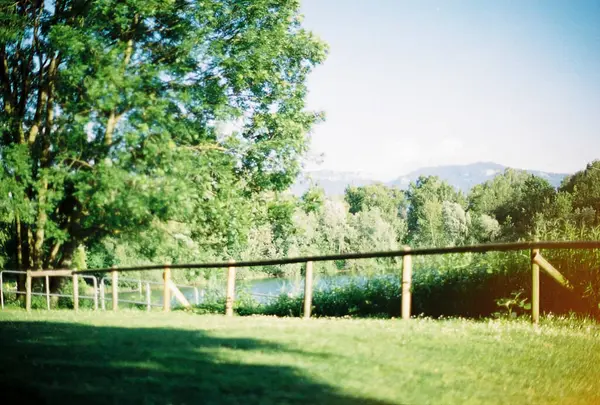 Dağlarda gölü olan ahşap bir köprünün güzel manzarası.