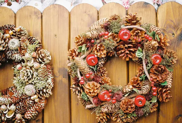 Beyaz ahşap arka planda güzel bir Noel kompozisyonu