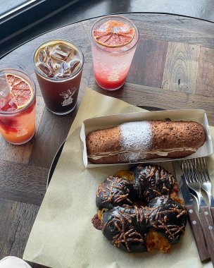 Reçelli taze çörek ve ahşap masada çikolata.