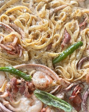 Kasede deniz mahsulleri olan spagetti.