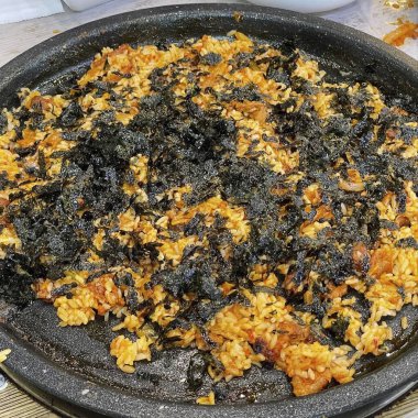 Peynirli sahanda yumurta ve tabakta bitki.