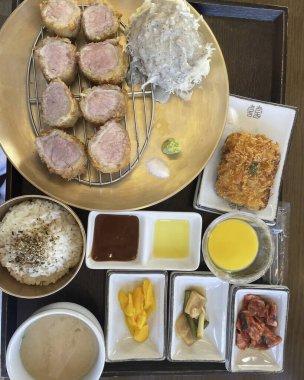 Kore yemeği, pirinç eriştesi, domuz eti, sebze, pirinç, domuz eti, kızarmış pirinç.