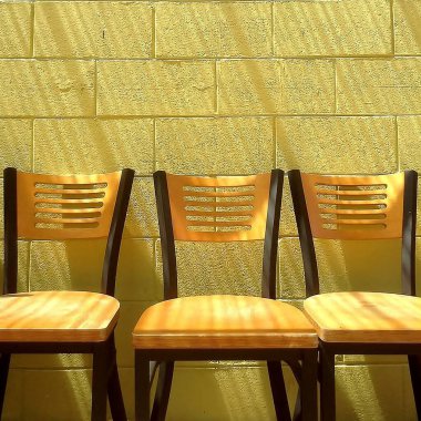 Restoranda boş sandalyeler.