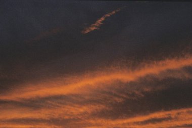 Denizin üzerinde güzel bir gün batımı