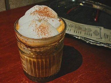 Sütlü ve çikolatalı kahve.