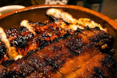 Baharatlı ve soslu ızgara et.