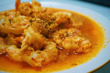 Sarımsak soslu ve baharatlı kızarmış karides.