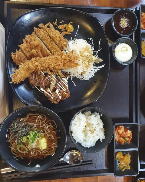 Japon yemekleri siyah arka planda.