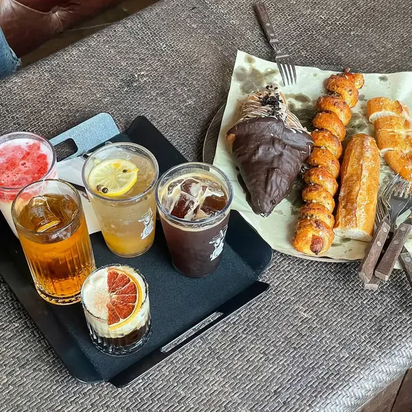 kahve ve tatlılar masaya