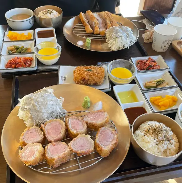 Lezzetli Asya yemeklerinin yakın görüntüsü