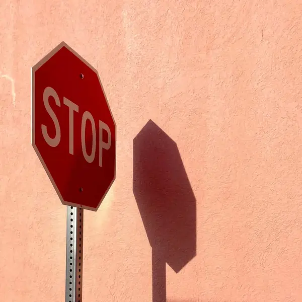 Kırmızı dur işaretli beyaz bir tabelanın yakın çekimi.