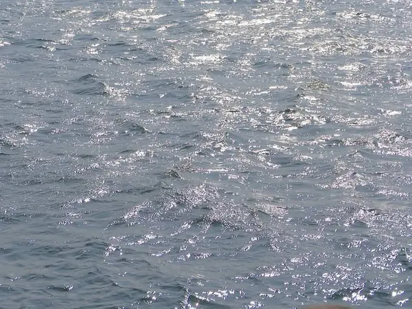 Su yüzeyi, denizin dalgaları.
