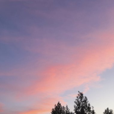 Bulutlu gün batımı gökyüzü ve renkli renkler