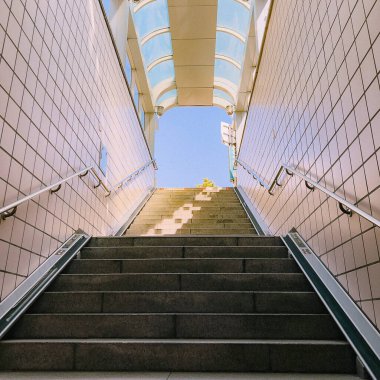 Şehirde yürüyen merdiven