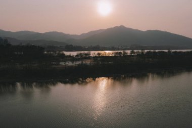 Gölün üzerinde güzel bir gün batımı