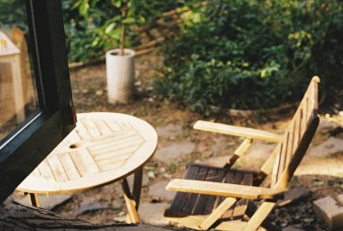 Şehirdeki bir evin içinde.