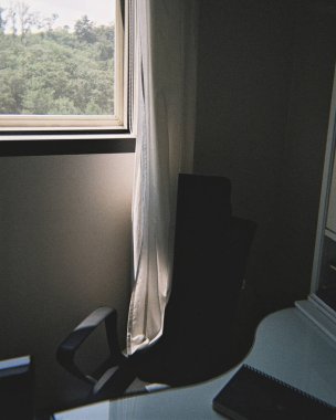 Modern bir ofisin içinde.