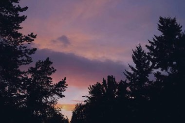 Dağlarda güzel bir gün batımı