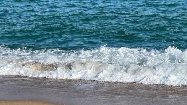 Sahildeki deniz dalgası, yaklaş.