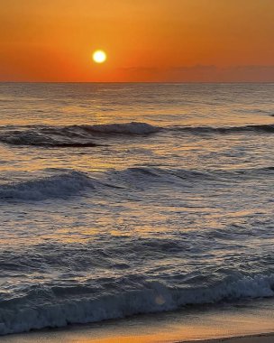 Sahilde güzel bir gün batımı