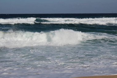 Sahilde dalgalar